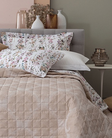 Как подобрать покрывало на кровать в спальню: особенности выбора, сочетание цветов
