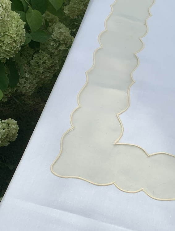 Эксклюзивная скатерть TAMIGI 180x270x12 Эксклюзивная скатерть TAMIGI 180x270x12