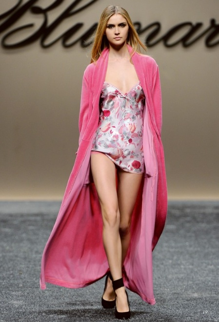 Халат длинный Blumarine N80 молочного цвета