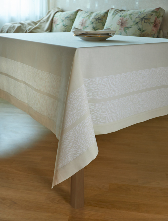 Скатерть с салфетками Vallesusa CHROMO SATIN 160x225 +8 салфеток светло-бежевая