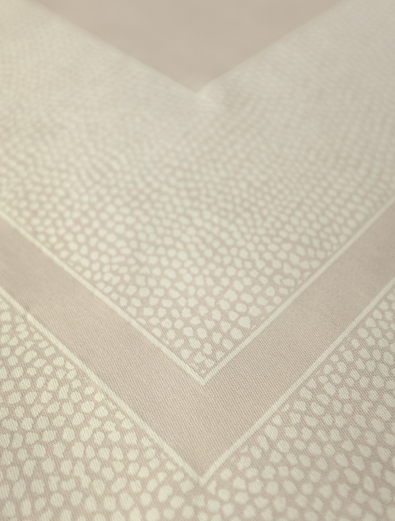 Скатерть с салфетками Vallesusa CHROMO SATIN 160x225 +8 салфеток светло-бежевая