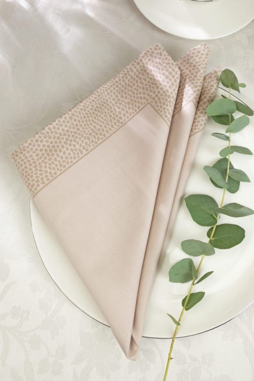 Скатерть с салфетками Vallesusa CHROMO SATIN бежевого цвета