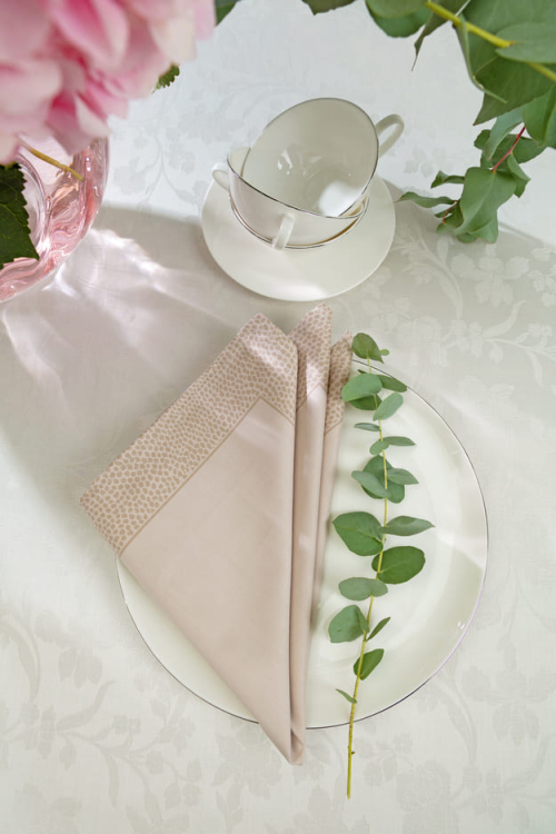 Скатерть с салфетками Vallesusa CHROMO SATIN бежевого цвета